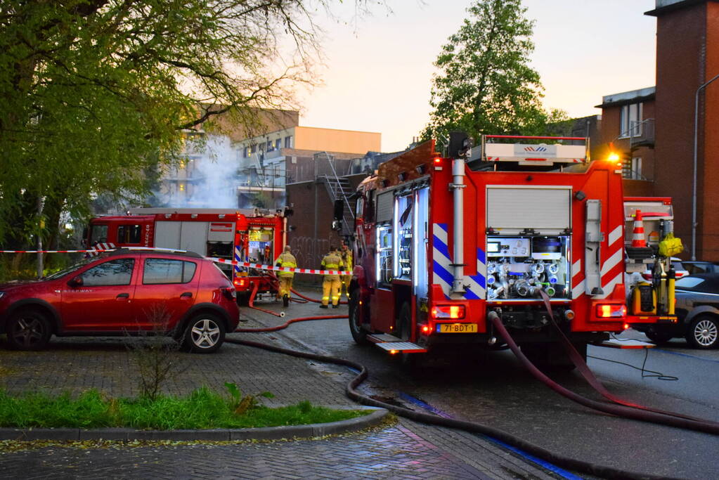 Brand in bijgebouw achter fietsenwinkel