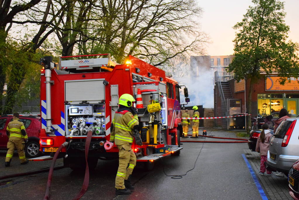 Brand in bijgebouw achter fietsenwinkel