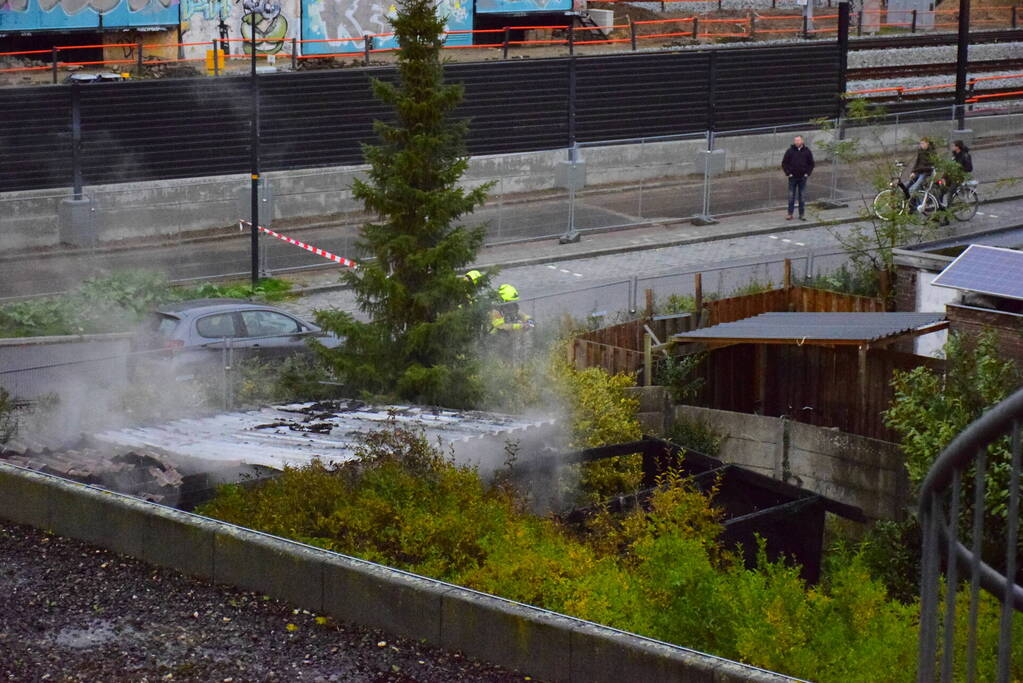 Brand in bijgebouw achter fietsenwinkel