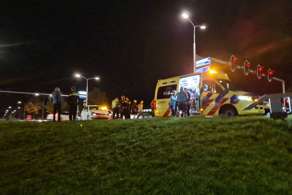 Auto's botsen op elkaar bij kruising