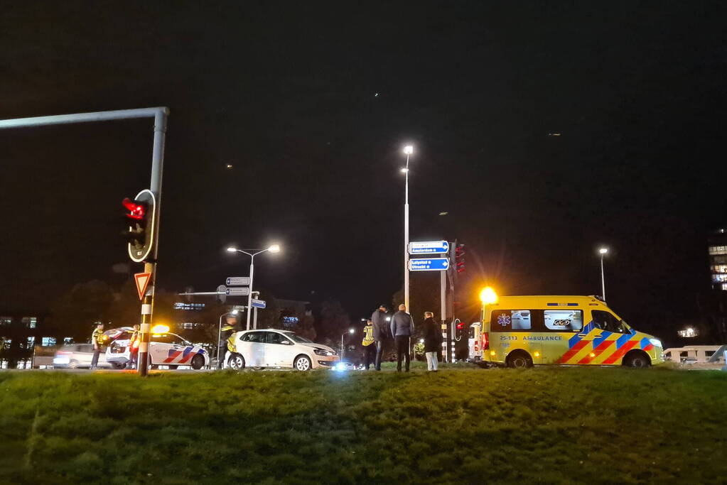 Auto's botsen op elkaar bij kruising