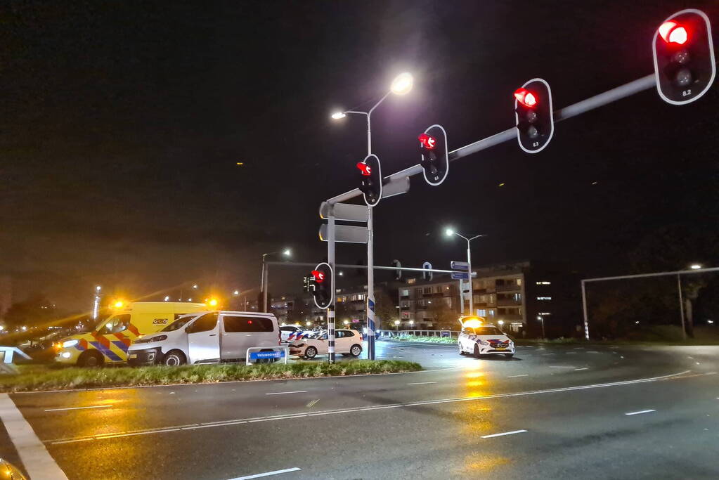 Auto's botsen op elkaar bij kruising