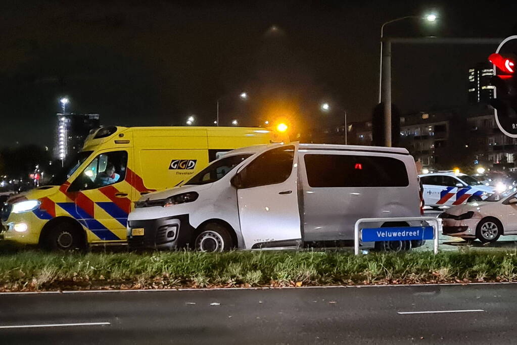 Auto's botsen op elkaar bij kruising