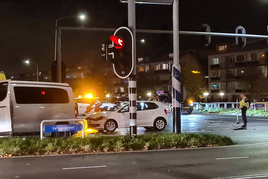 Auto's botsen op elkaar bij kruising
