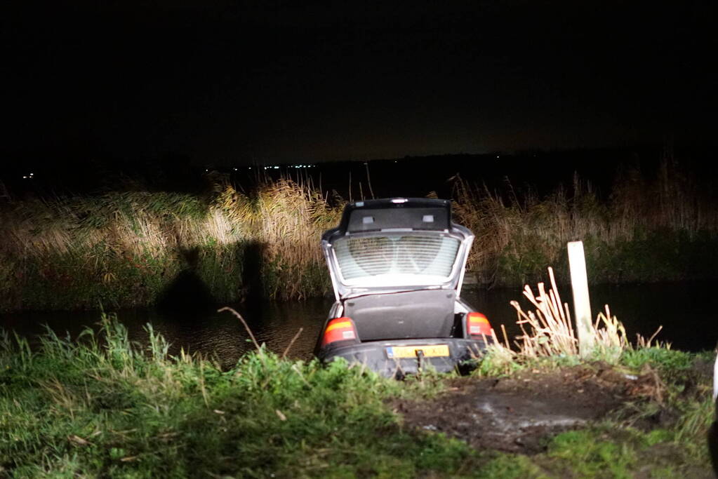 Personenauto achtergelaten nadat deze te water raakt