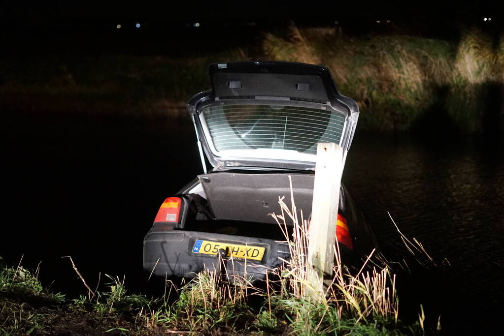 Personenauto achtergelaten nadat deze te water raakt