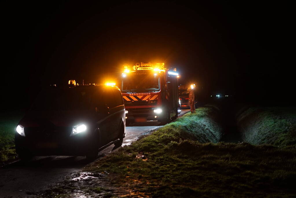 Personenauto achtergelaten nadat deze te water raakt
