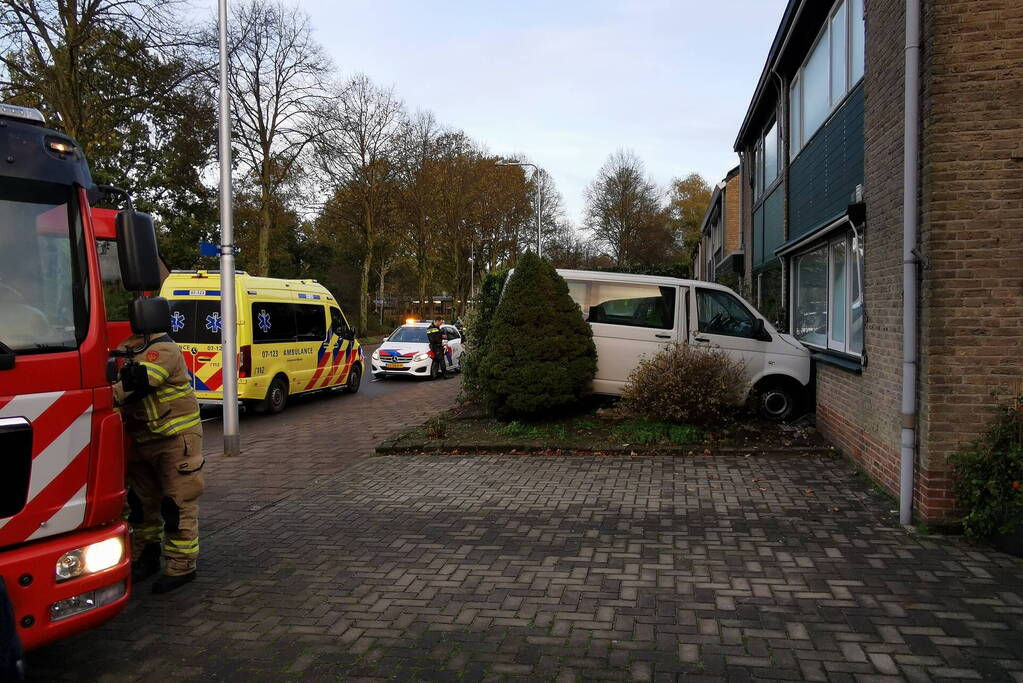 Taxibus met kinderen rijdt tegen woning