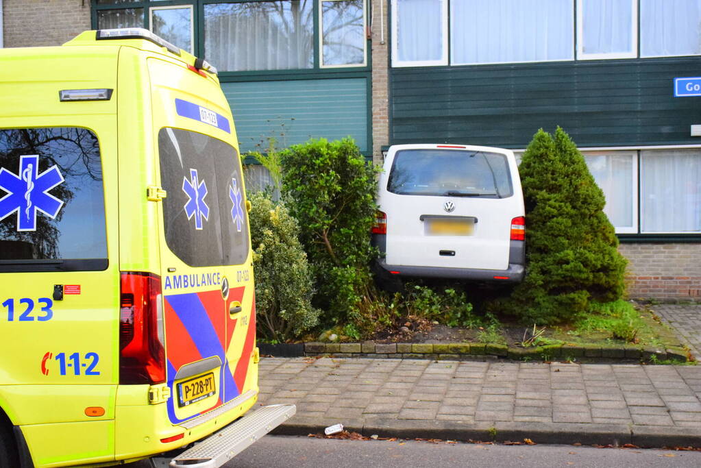 Taxibus met kinderen rijdt tegen woning