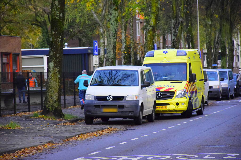 Taxibus met kinderen rijdt tegen woning