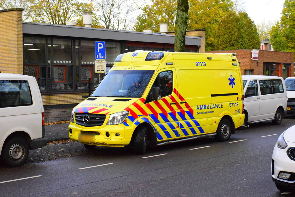 Taxibus met kinderen rijdt tegen woning
