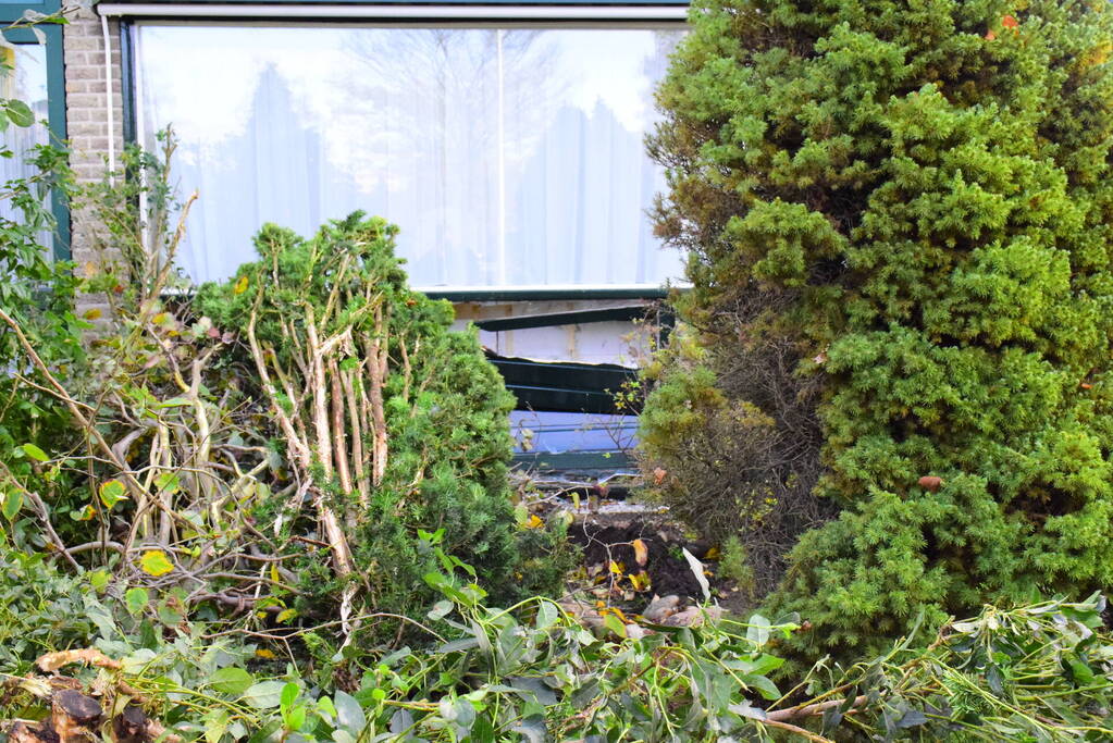 Taxibus met kinderen rijdt tegen woning