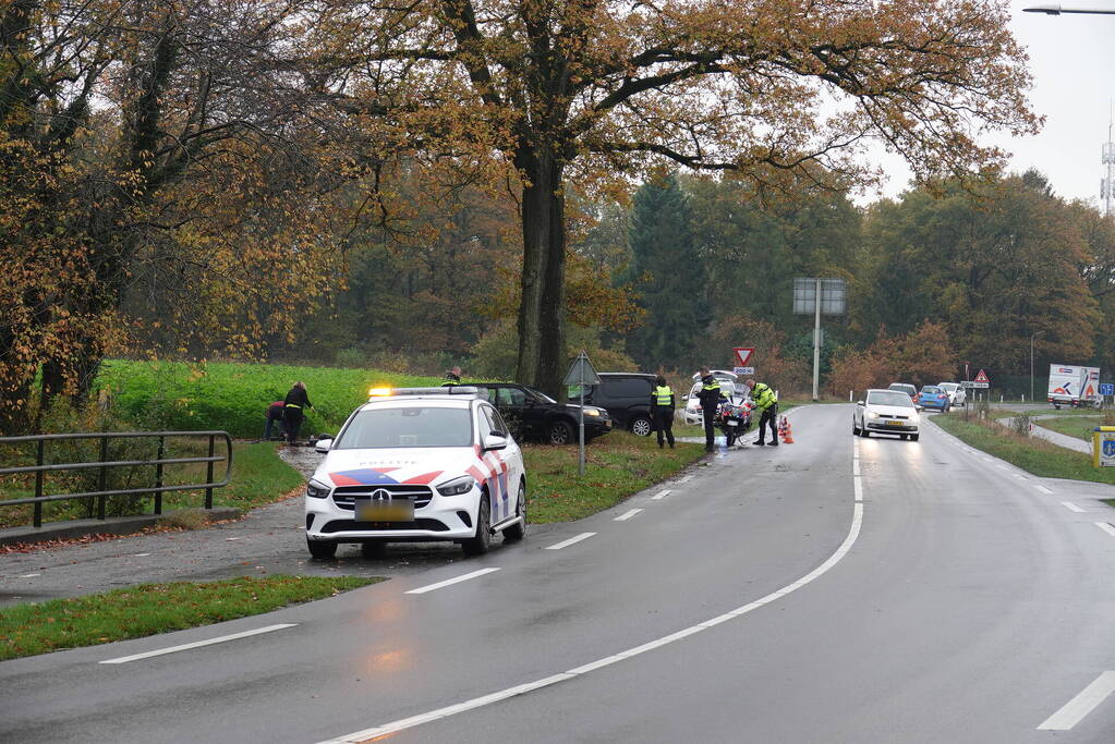 Automobilist raakt van de weg en komt tegen boom tot stilstand