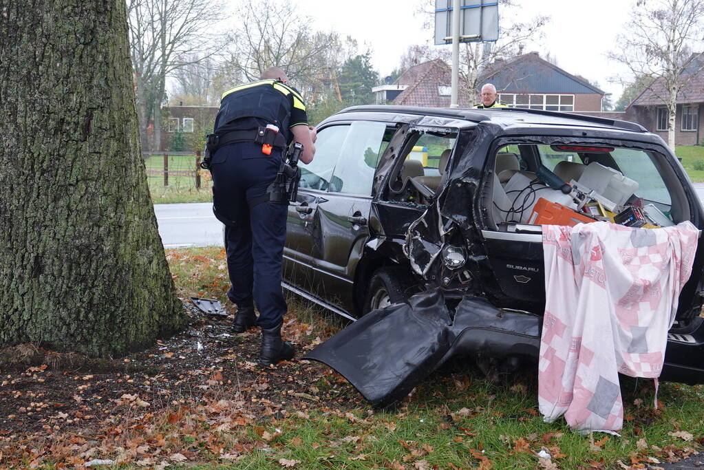 Automobilist raakt van de weg en komt tegen boom tot stilstand