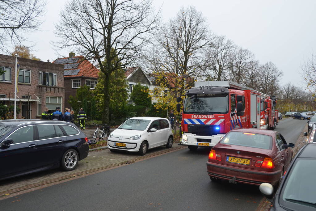 Prullenbak vat vlam in woning