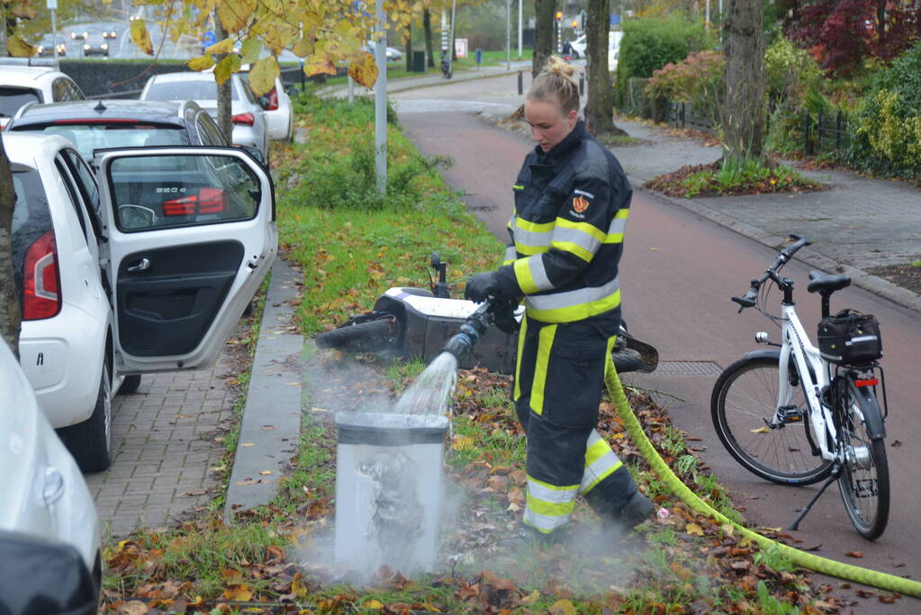 Prullenbak vat vlam in woning