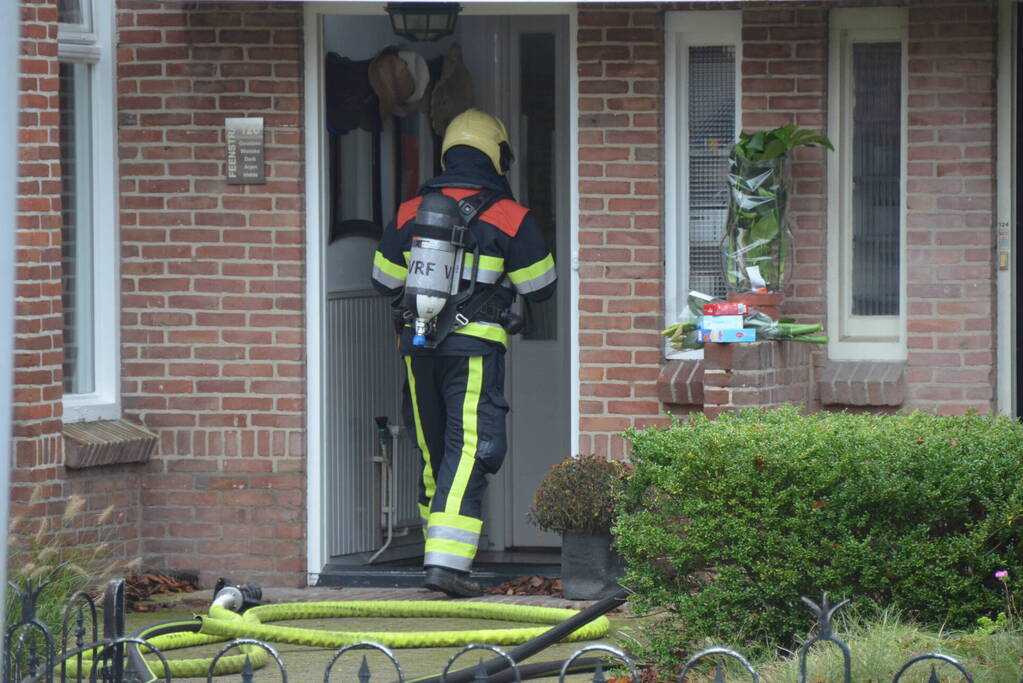 Prullenbak vat vlam in woning