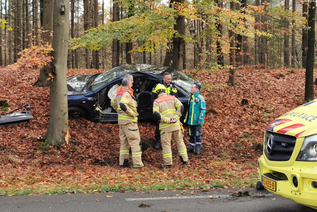 Brandweer bevrijdt automobilist na aanrijding