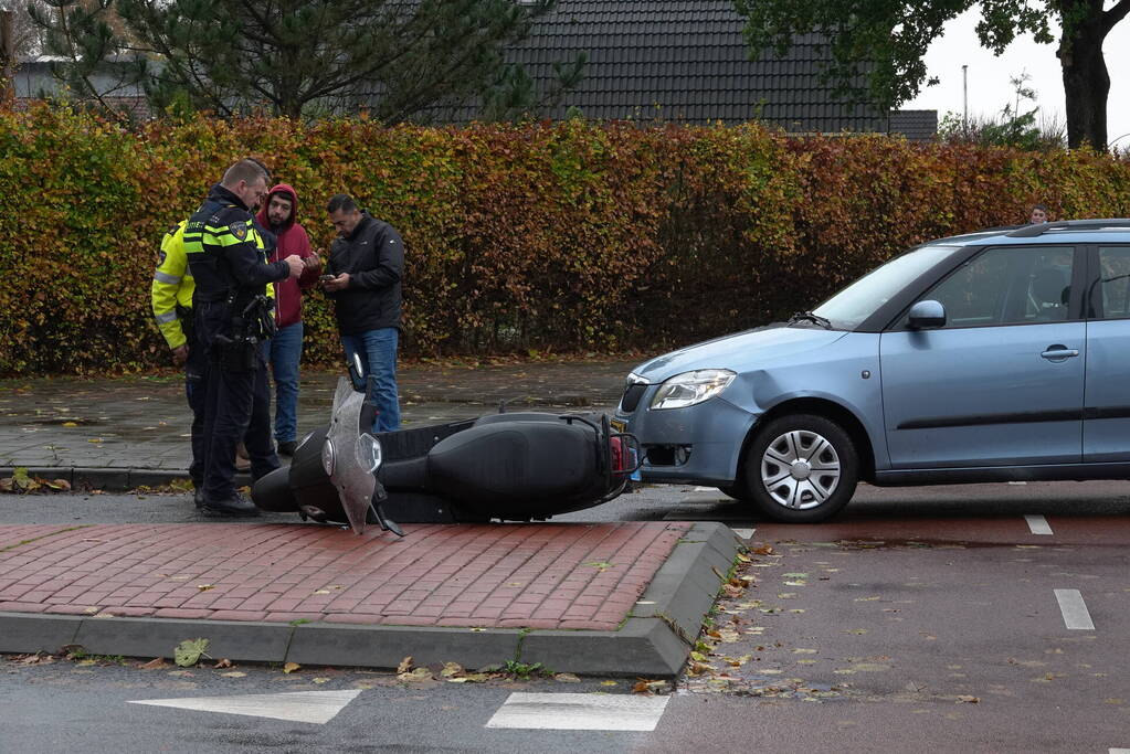 Scooterrijder aangereden door auto