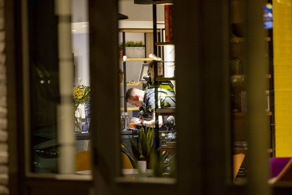 Man met mes overvalt hotel