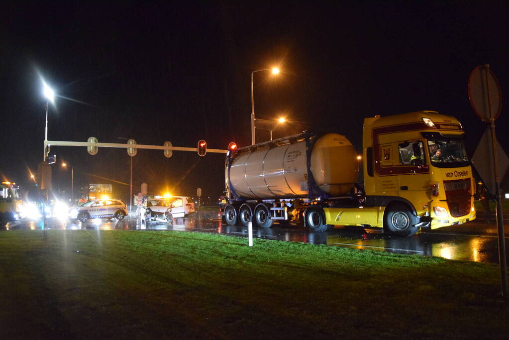 Vrachtwagen en auto in botsing op kruising