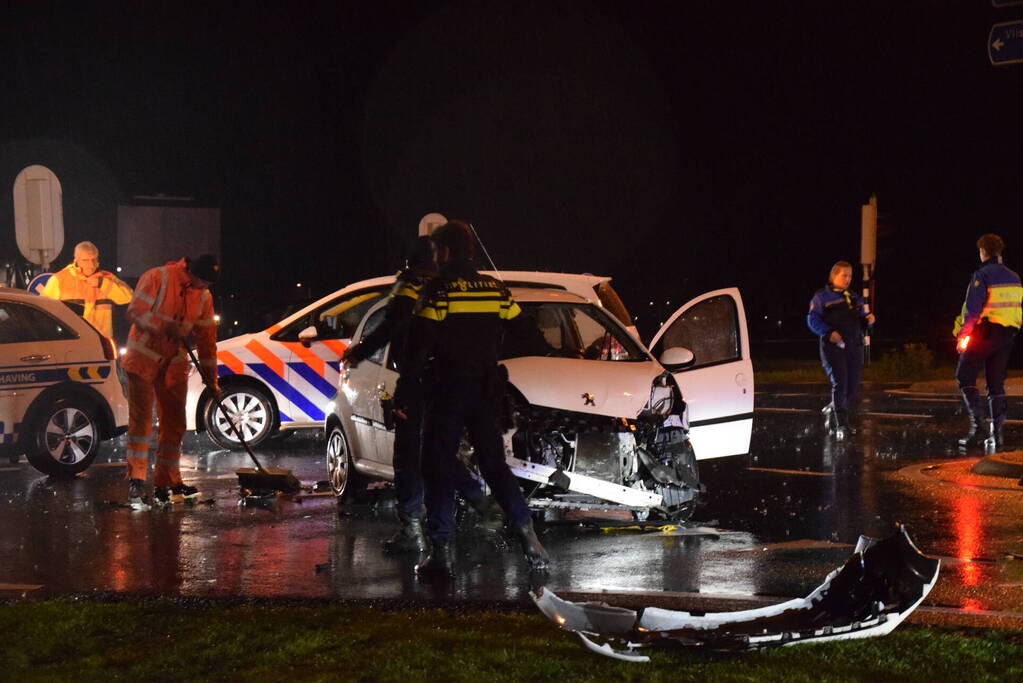 Vrachtwagen en auto in botsing op kruising