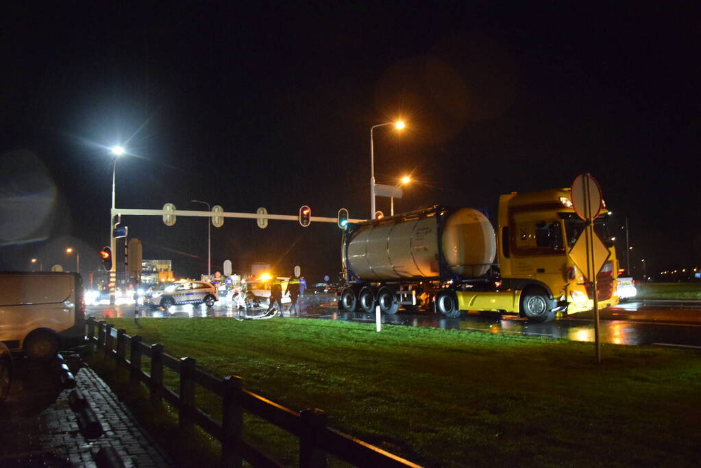 Vrachtwagen en auto in botsing op kruising