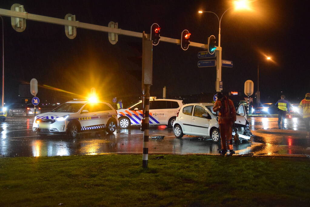 Vrachtwagen en auto in botsing op kruising