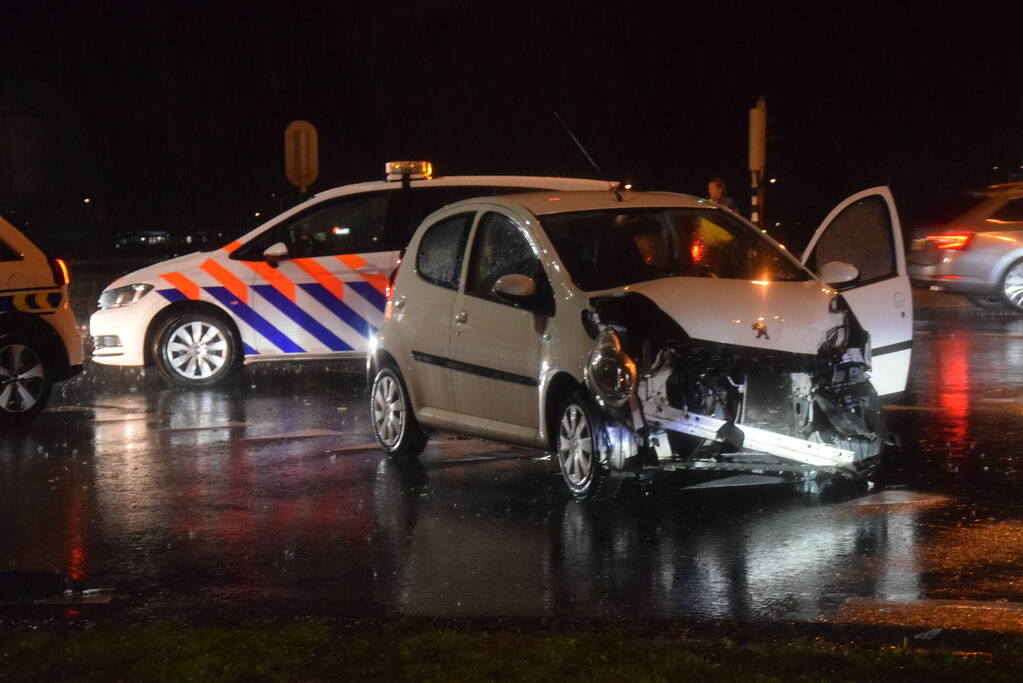 Vrachtwagen en auto in botsing op kruising