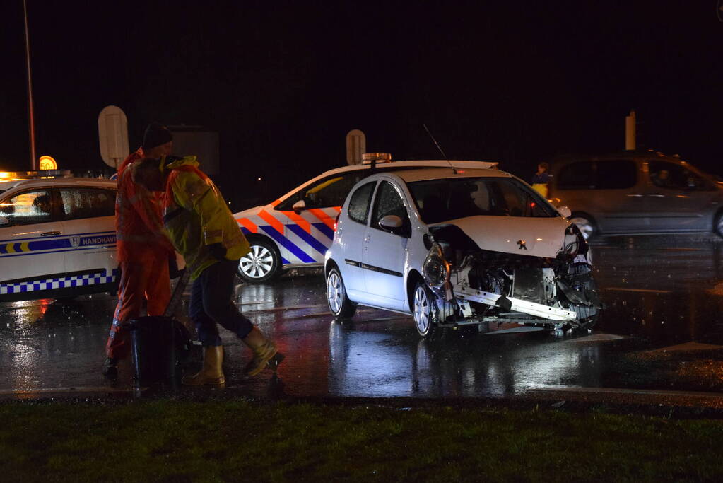 Vrachtwagen en auto in botsing op kruising