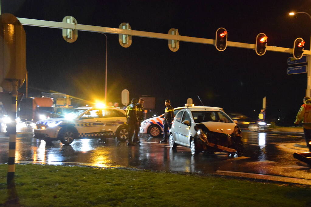 Vrachtwagen en auto in botsing op kruising