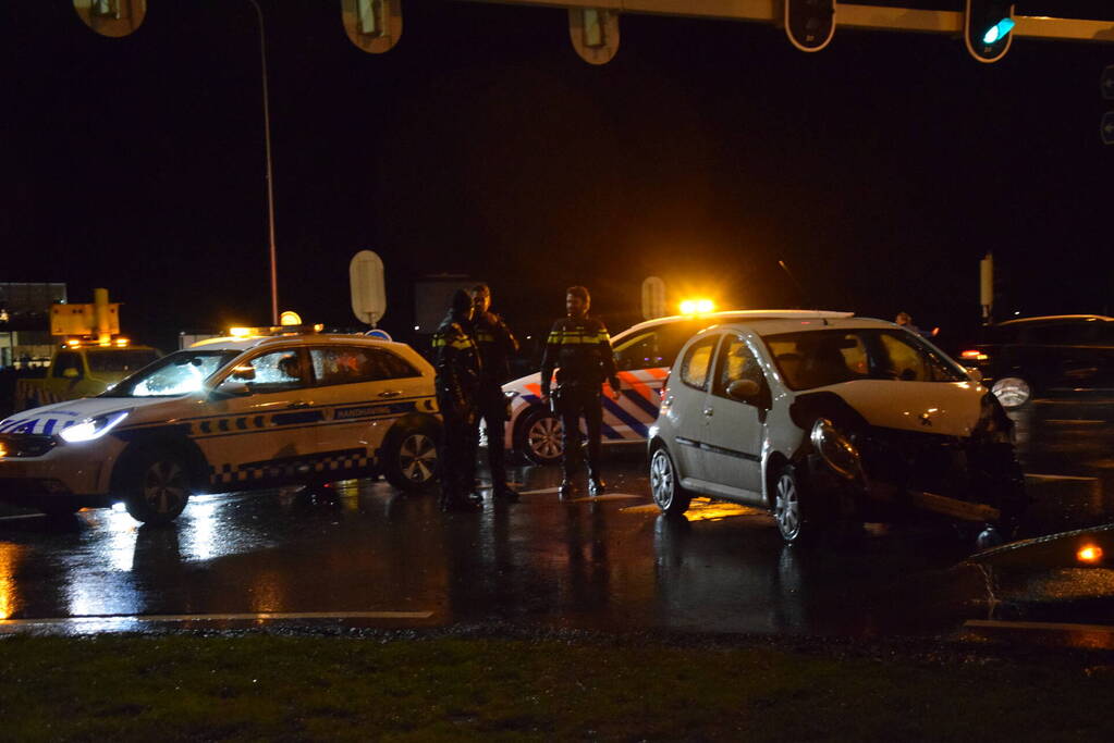 Vrachtwagen en auto in botsing op kruising