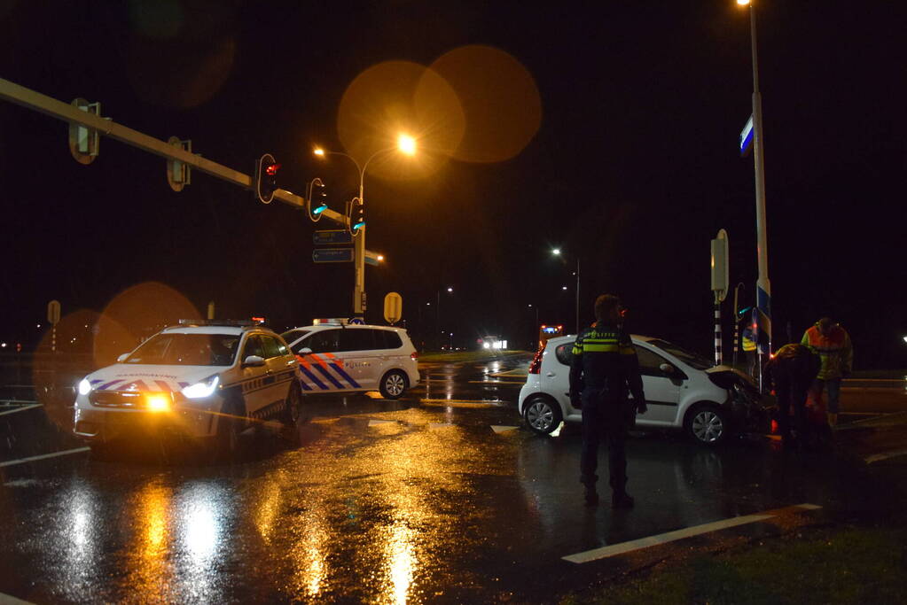 Vrachtwagen en auto in botsing op kruising