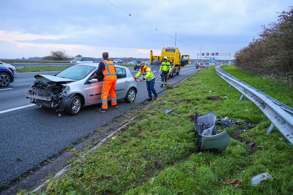 Flinke schade na botsing op vangrail