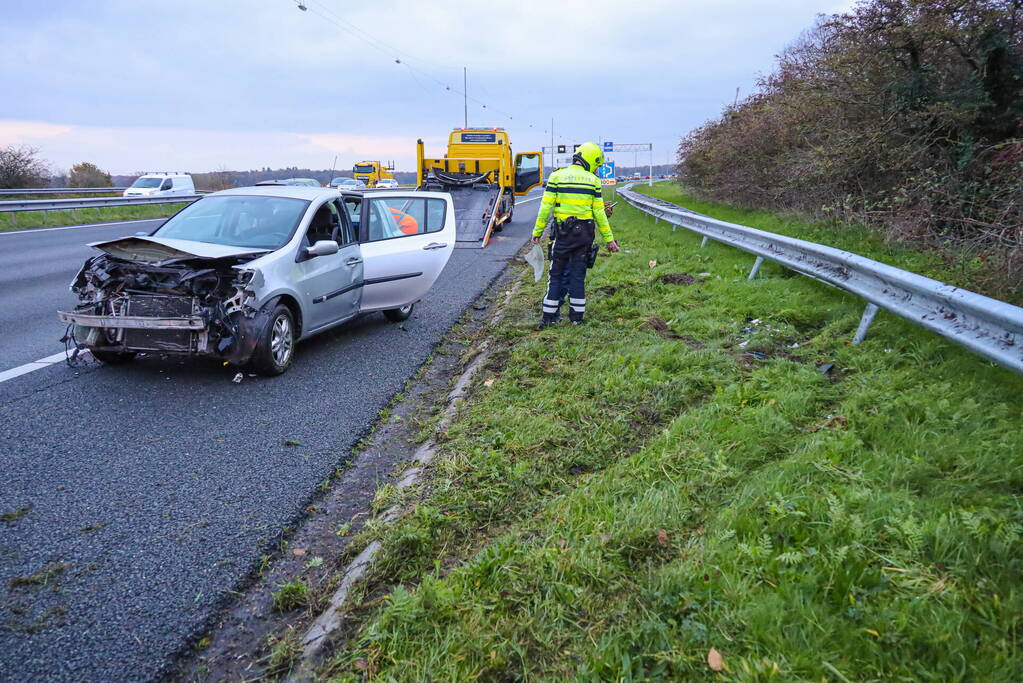 Flinke schade na botsing op vangrail
