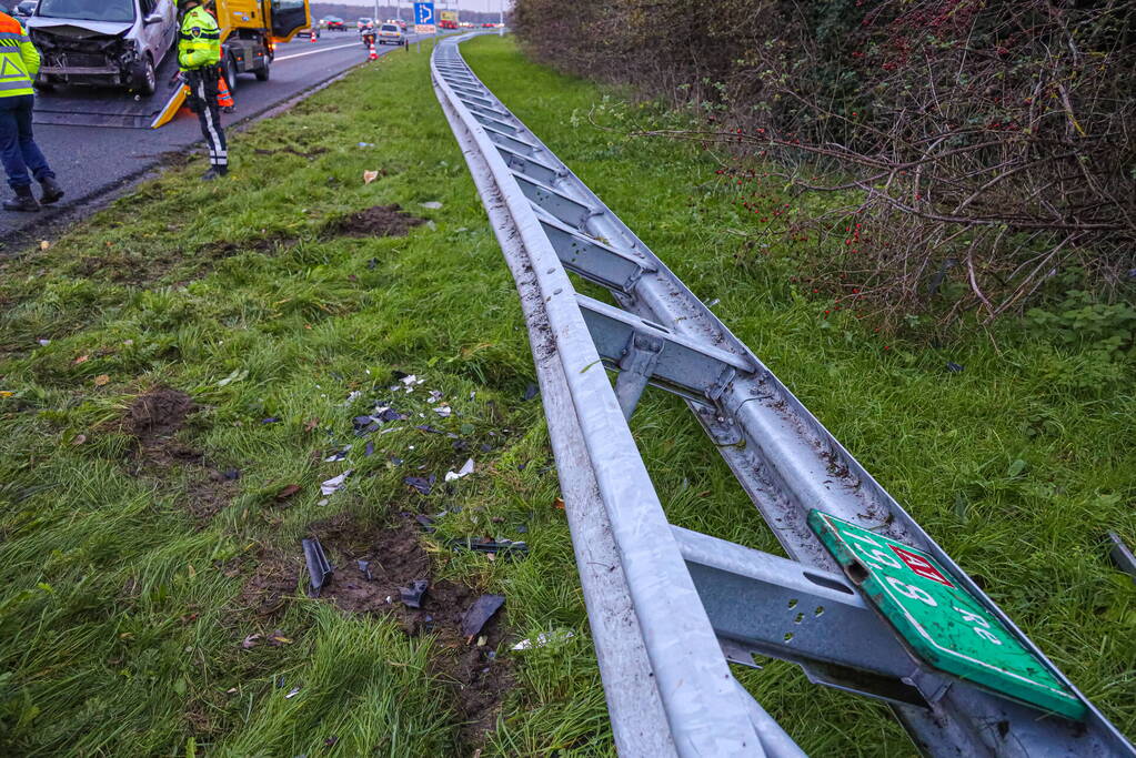 Flinke schade na botsing op vangrail