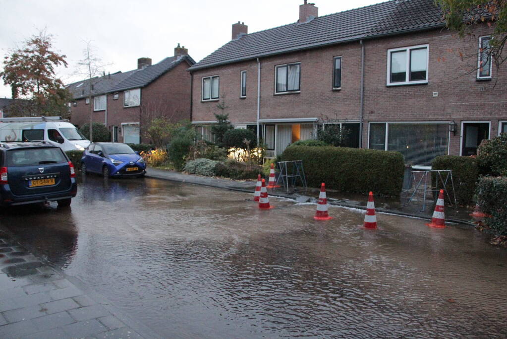 Vrouw valt in sinkhole door waterlekkage
