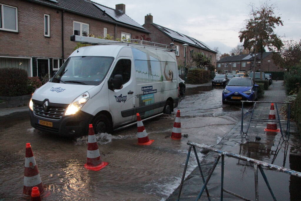 Vrouw valt in sinkhole door waterlekkage
