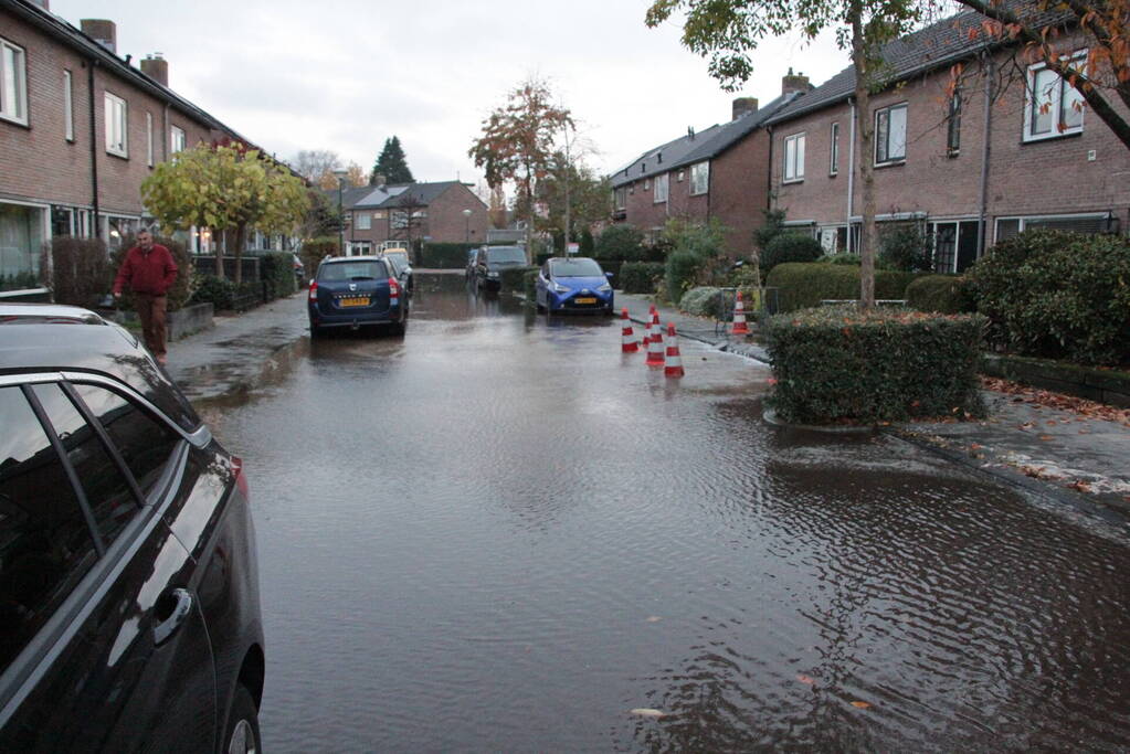 Vrouw valt in sinkhole door waterlekkage
