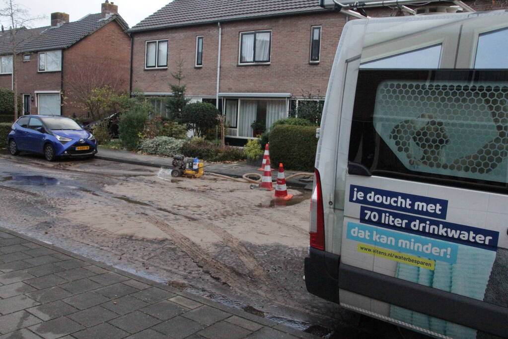 Vrouw valt in sinkhole door waterlekkage