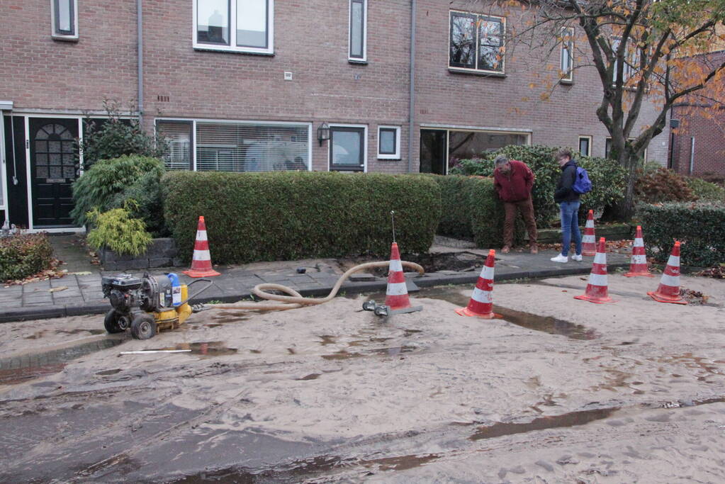 Vrouw valt in sinkhole door waterlekkage