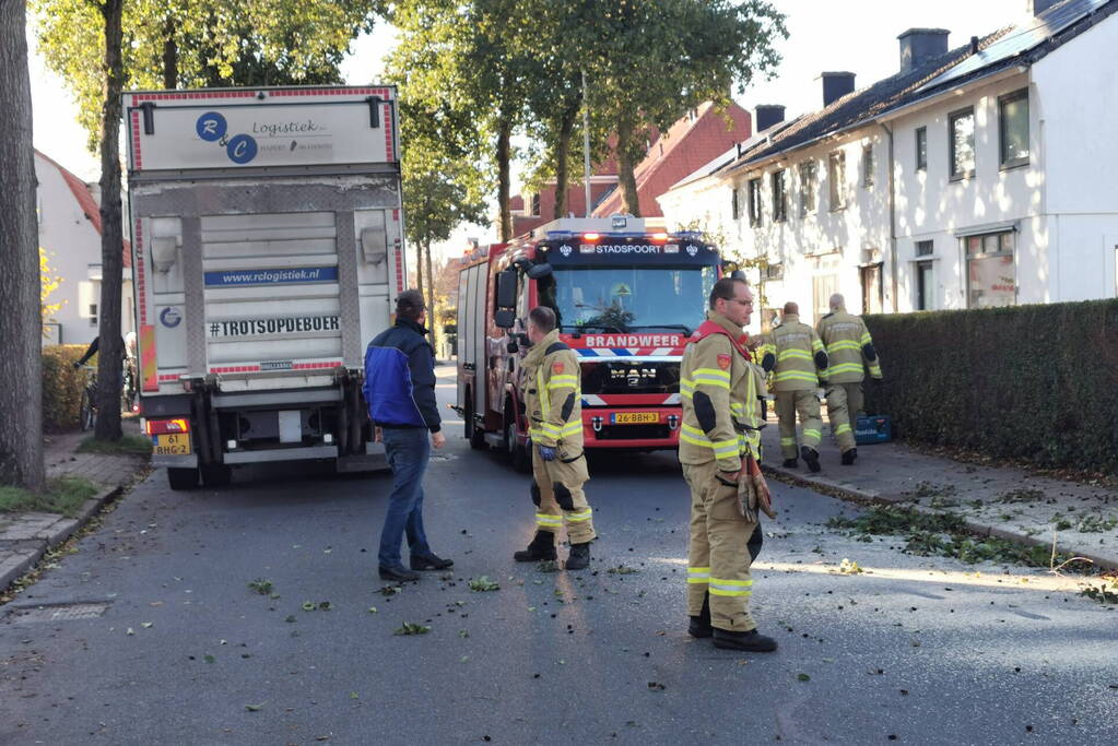 Vrachtwagen ramt boom bij uitwijkmanoeuvre