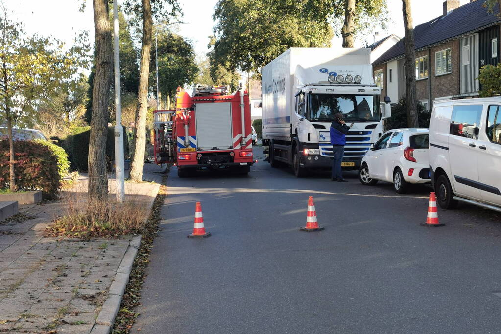 Vrachtwagen ramt boom bij uitwijkmanoeuvre