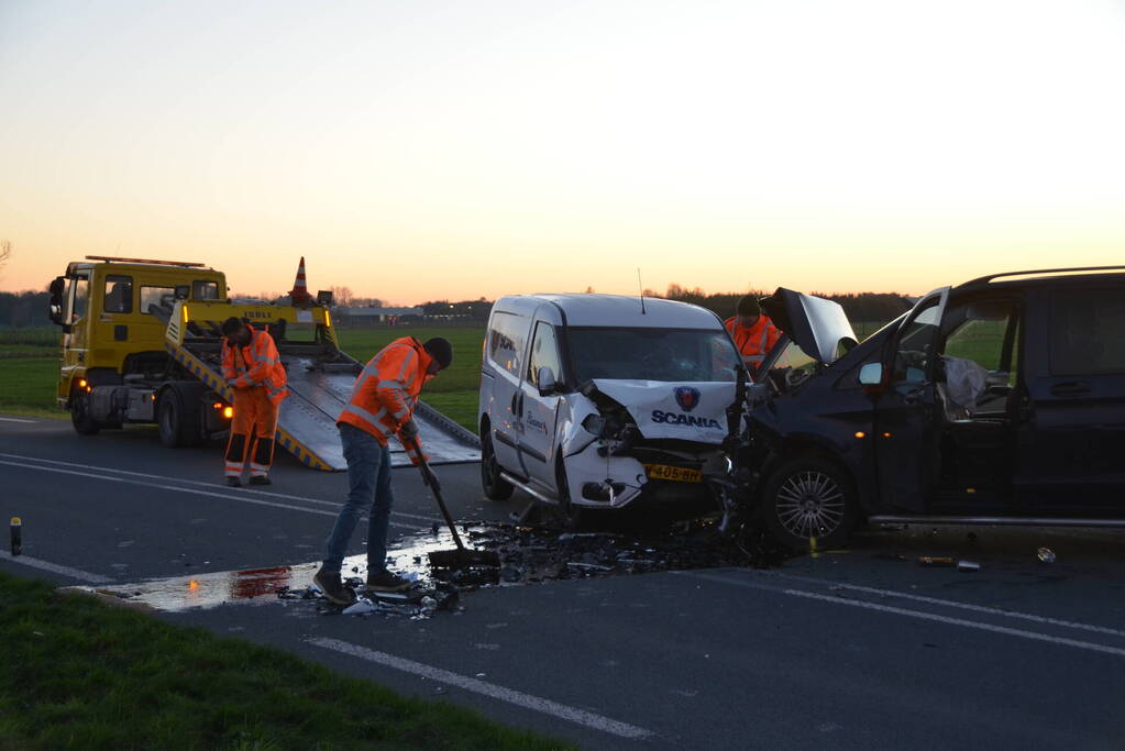 Drie gewonden bij frontale botsing