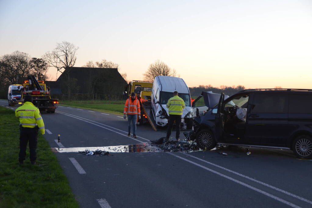 Drie gewonden bij frontale botsing