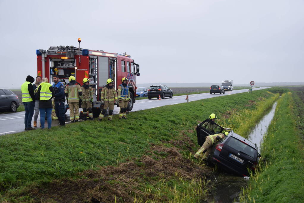 Dronken bestuurder belandt in sloot