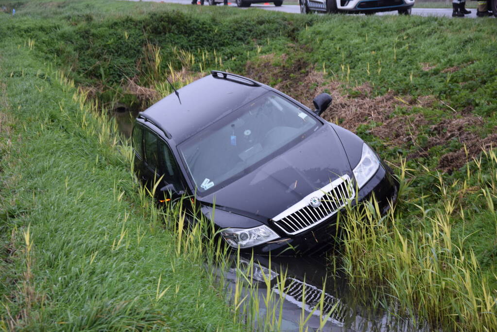 Dronken bestuurder belandt in sloot