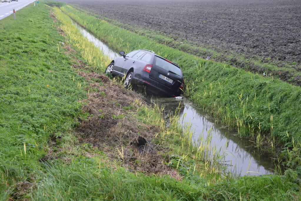 Dronken bestuurder belandt in sloot