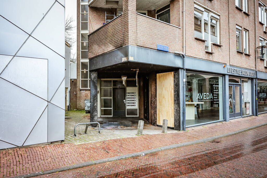 Dixie gaat in vlammen op onder overkapping en zorgt voor flinke schade