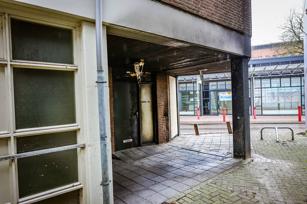 Dixie gaat in vlammen op onder overkapping en zorgt voor flinke schade